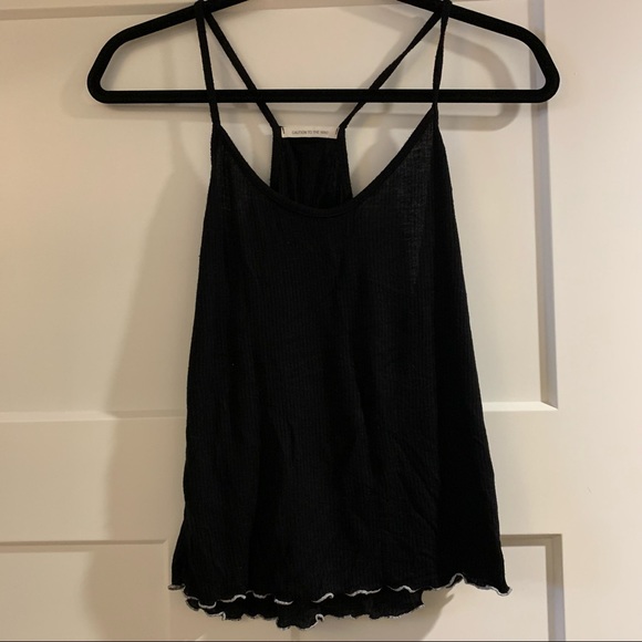 🦋2/$15🦋 Caution to the Wind Black Loose Tank - Picture 1 of 3